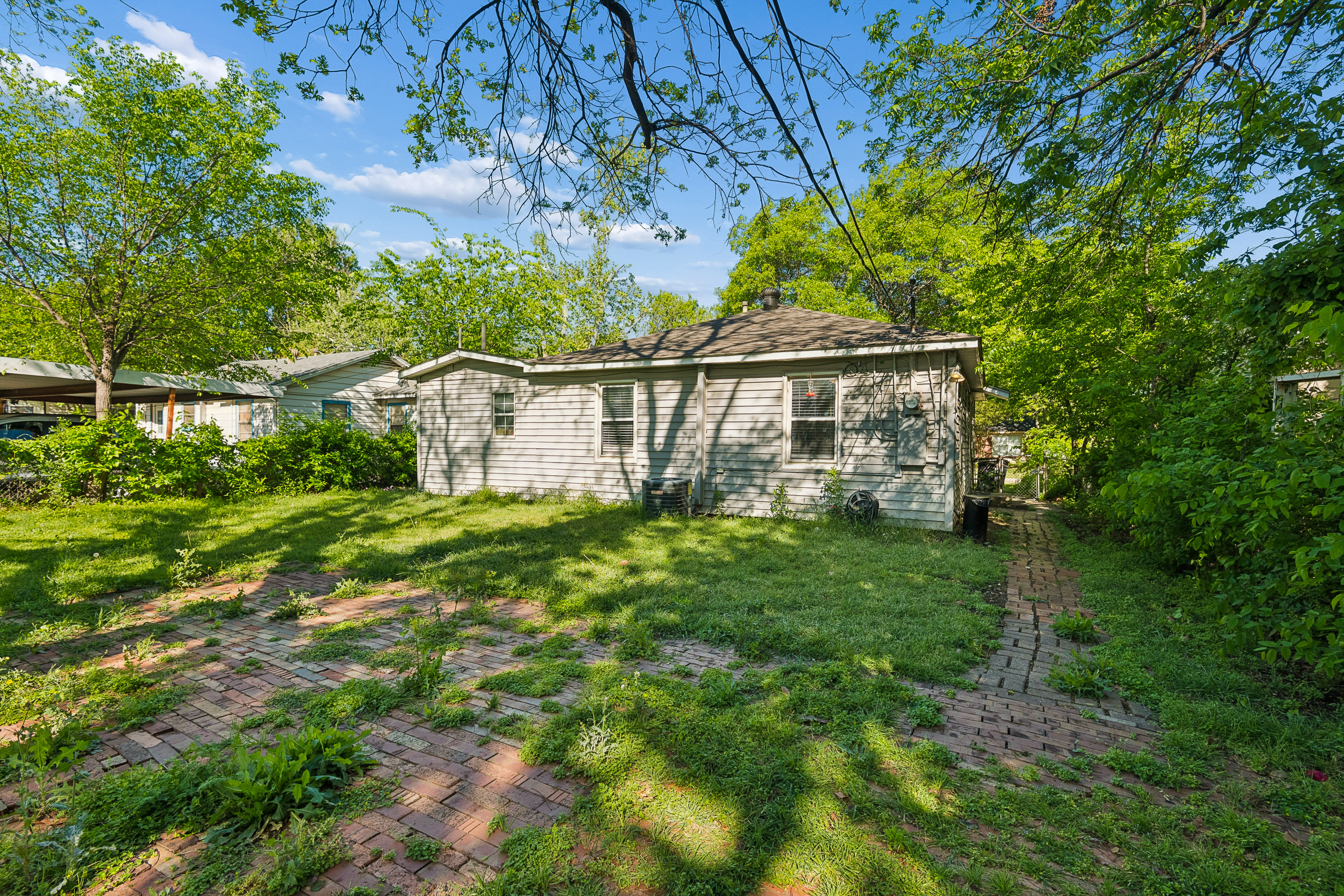 Exterior view of 2821 S Hills Ave rental home in Fort Worth TX
