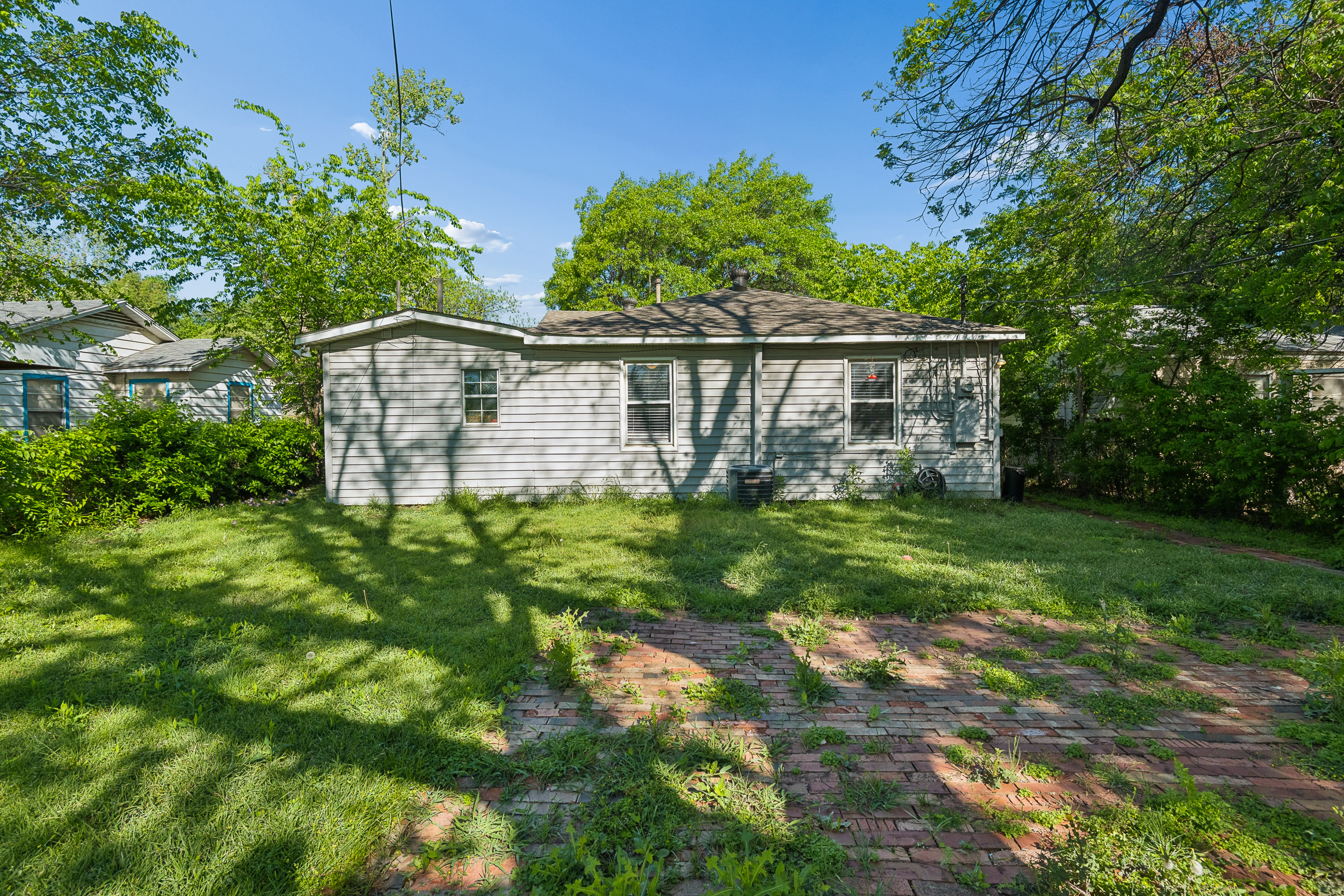 Exterior view of 2821 S Hills Ave rental home in Fort Worth TX